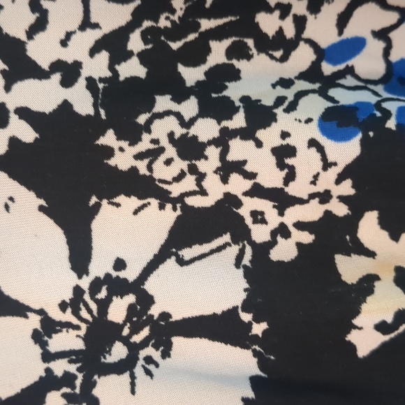 L/XL Linea Donatella warp around robe w/belt and inside tie  stretchy and comfy - Picture 4 of 6